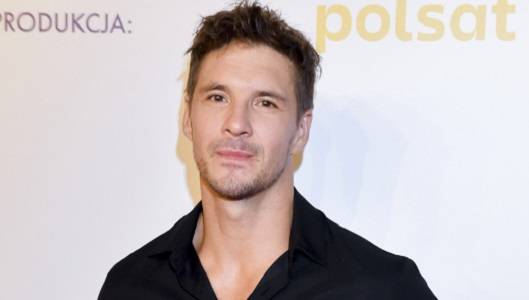 Mikołaj Roznerski pozdrawia z gór. Na nowym zdjęciu towarzyszy mu piękna aktorka. "Mój ulubiony aktorski duet" - komentują internauci 