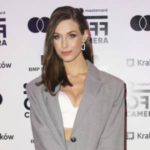 Gwiazda "BrzydUli" seksownie. Julia Kamińska niemal zrzuciła ubranie! [ZDJĘCIE]