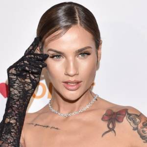 Karolina Gilon na wakacyjnym zdjęciu kusi głębokim dekoltem! "Bogini" - komentują internauci 