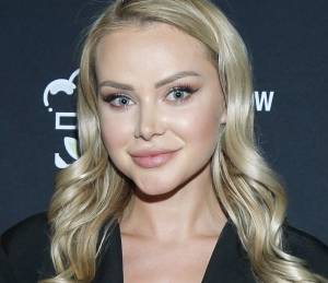 Ola Ciupa pozuje w skąpym bikini. Artystka odsłania opalony biust. "Bomba" [FOTO]