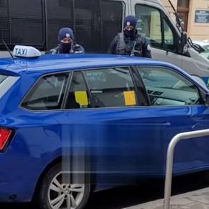 Kierowca ignorował polecania funkcjonariuszy. Mundurowy musiał wybić szybę w aucie