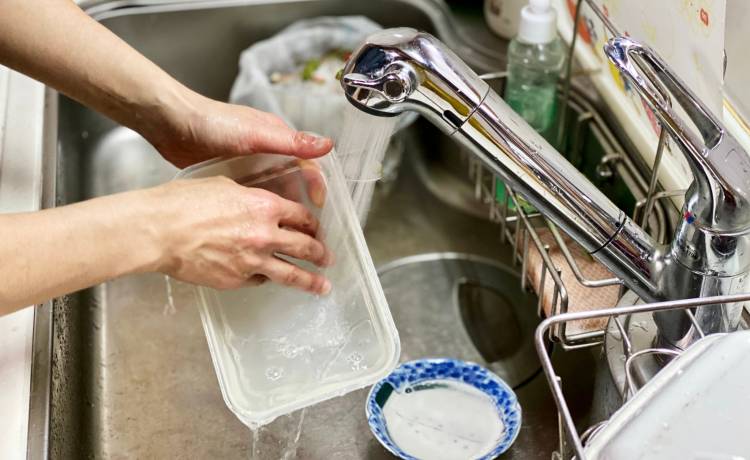 Czy trzeba myć pojemniki przed wyrzuceniem? Odpowiedź może cię zaskoczyć