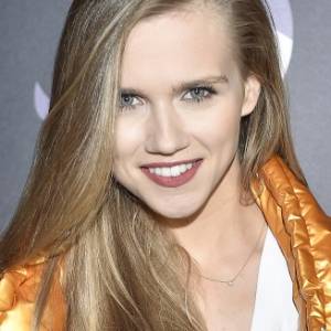 Agnieszka Kaczorowska zmysłowo. Biała suknia na ramiączkach i głęboki dekolt przykuwają uwagę. "Kusząco wyglądasz" - komentują internauci [WIDEO]