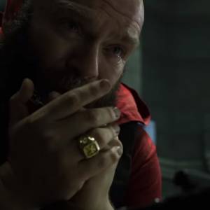 Dom z papieru 4. Ulubiona pieśń Jana Pawła II w serialu Netflixa! Bohaterowie śpiewają "Barkę" [WIDEO]