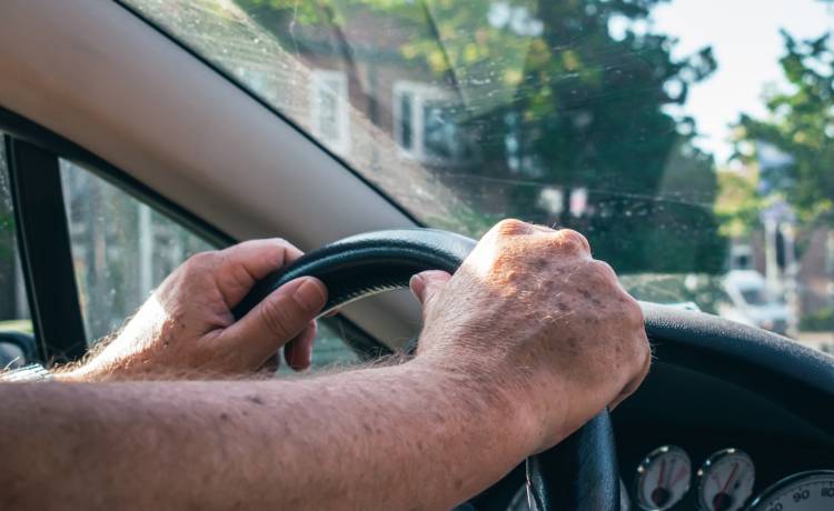 Nie miał prawa jazdy od 60 lat. Wpadł przez pasy bezpieczeństwa