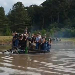 Przejazd monster truckiem nie udał się. Pasażerowie wpadli do rzeki [WIDEO]