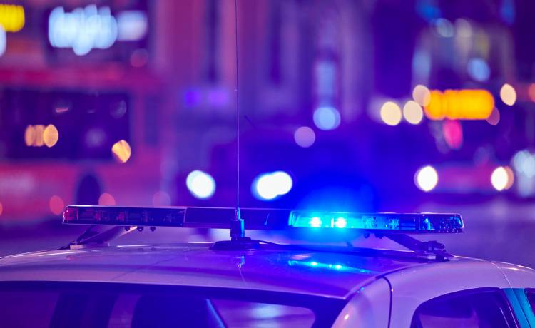 Wylatujący z balkonu telewizor trafił kobietę prosto w głowę [WIDEO]