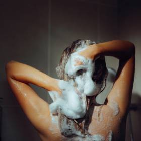 Jak długo należy trzymać szampon na włosach? Wiele Polek popełnia błąd