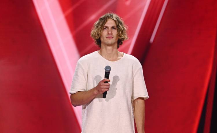 Ogromny talent i nieziemska uroda. To największy przystojniak w "The Voice of Poland"? [WIDEO]