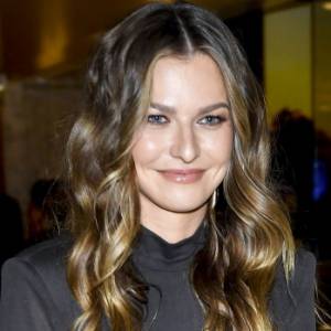 Anna Lewandowska na nowym zdjęciu z Laurą. Młodsza córka Lewandowskich z zaciekawieniem patrzyła prosto przed siebie! 