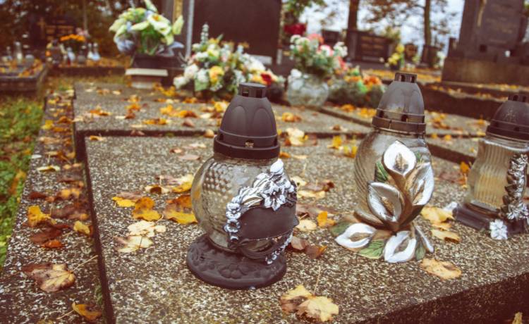 Czy 1 listopada jest dniem wolnym od pracy? Fot. zdjęcie ilustracyjne/Shutterstock