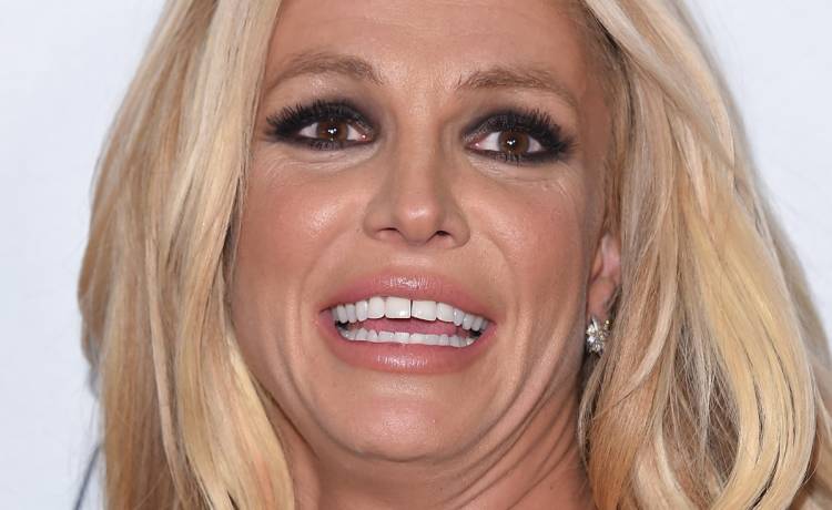 Britney Spears w kusym bikini. Kuszące pozy na brzegu to tylko początek [WIDEO]