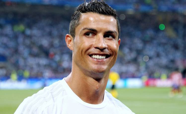 Wakacyjne zdjęcie Cristiano Ronaldo wywołało burzę. Fani posprzeczali się o stopy piłkarza [FOTO]