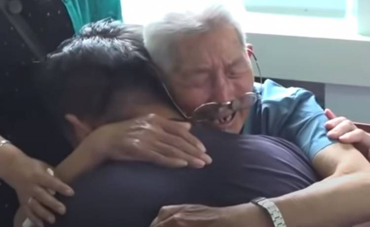 Został porwany jako dwulatek, po 58 latach spotkał swojego ojca. To nagranie wzrusza do łez! [WIDEO]