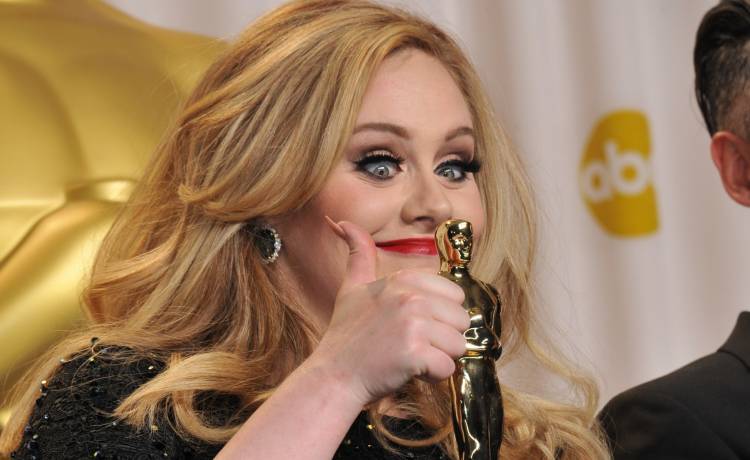 Adele bardzo schudła. Prezentuje się teraz znakomicie!