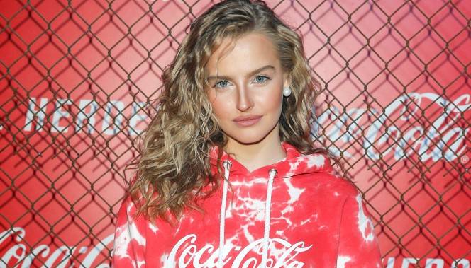 Karolina Pisarek nago. Modelka na zmysłowym zdjęciu zasłania się pościelą                                                    