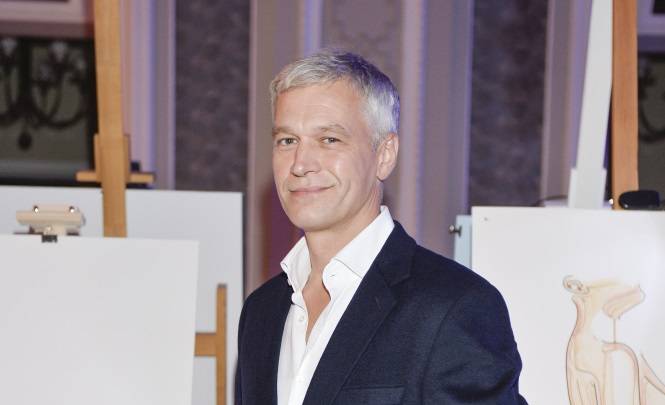 Michał Żebrowski śpiewa w garderobie. "Rozwalił Pan internety" - nieprawdopodobny przebój! 