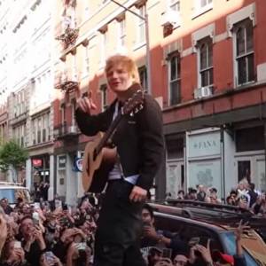 Ed Sheeran wskoczył na dach samochodu i zaśpiewał dla przechodniów. Występ na ulicy zszokował fanów 32-latka! [WIDEO]