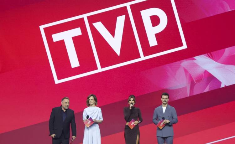 Łukasz Nowicki jako prowadzący „Postaw na milion”. Fot. AKPA