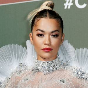 Rita Ora rozpala zmysły w skąpym bikini. Ze stroju kąpielowego "ucieka" jej głęboki dekolt [FOTO]