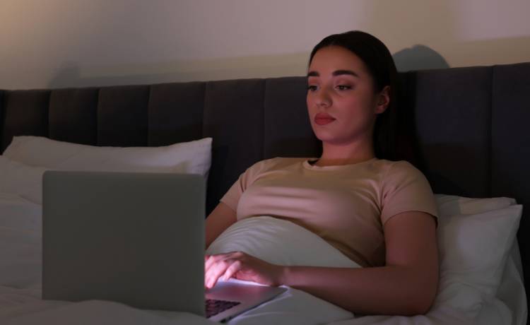 Oglądasz film przed snem? Zobacz, jak to wpływa na zdrowie!, fot. Shutterstock