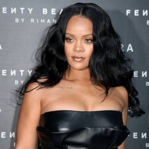 Rihanna pokazała niemal wszystko. Pozuje w prześwitującej bieliźnie swojej marki