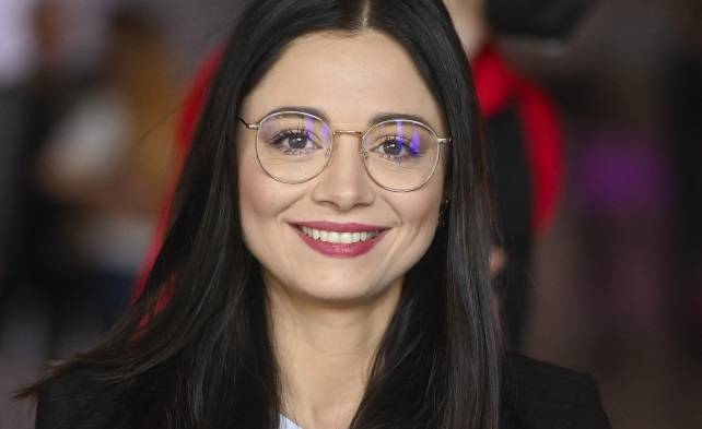 Adriana Kalska zaszalała z fryzurą! Metamorfoza aktorki robi wrażenie. W centrum: burza loków [ZDJĘCIA]