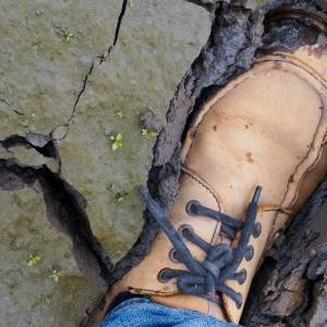 Wyszła biegać i ugrzęzła w bagnie. Policjanci bez wahania ruszyli jej na pomoc!