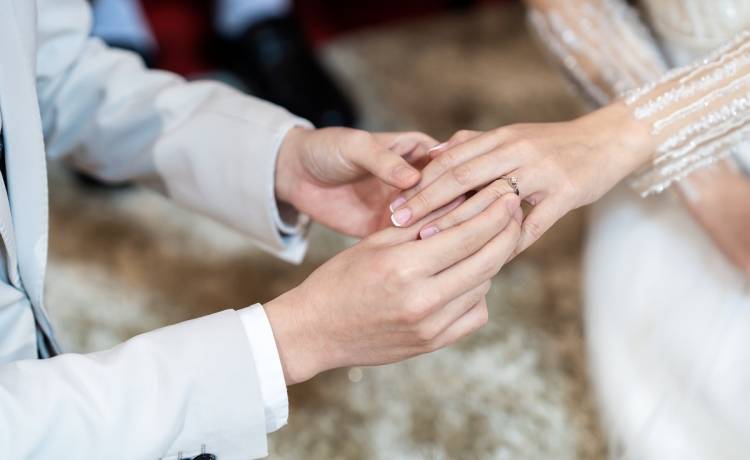 Dziennikarka zaręczyła się w nietypowy sposób i spadła na nią fala krytyki. Powód? [WIDEO]