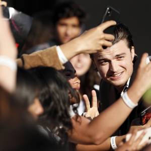 Gwiazdor ze „Stranger Things” zaśpiewa na żywo w Warszawie!