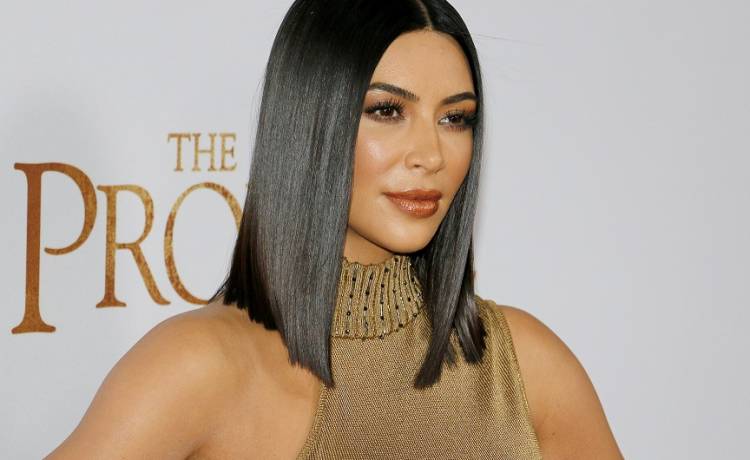 Kim Kardashian założyła tylko w perły i zdobny tren. Na MET Gali odsłoniła wiele [FOTO]