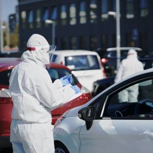 Wiceminister zdrowia: "[...] wymagają pomocy respiratorowej". Nowe dane pandemiczne