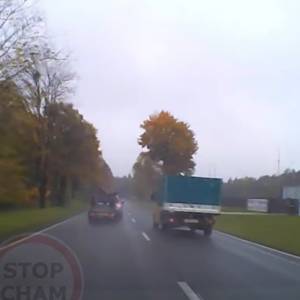 Kuriozalna sytuacja na drodze. Sofa wypadła wprost pod koła jadących samochodów... "Super przestroga" [WIDEO]