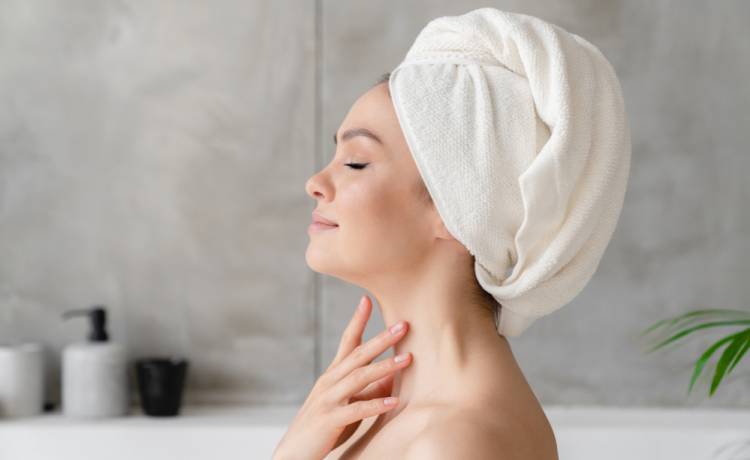 Robisz tak po myciu włosów? Bardzo im szkodzisz!