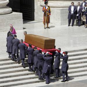 Zdjęcia na pogrzebie Franciszka. Eksperci poróżnili się w śniadaniówce 