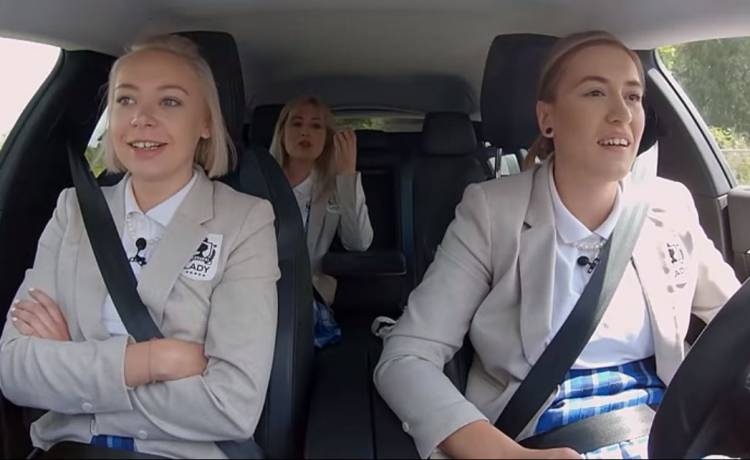 "Projekt Lady 5". Dziewczęta opuściły pałac w Rozalinie. "Rowerzystka na zakręcie, sarna jeszcze. No, nie wierzę"