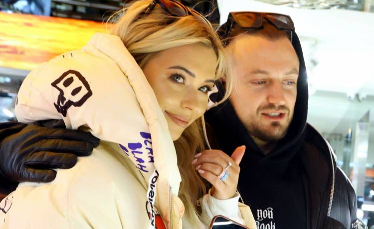 Baron śpi obok jasnowłosej piękności. Nie jest to Sandra Kubicka! 