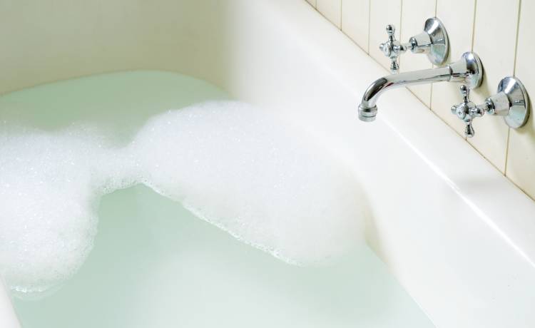 Korek do wanny może być przyczyną tragedii. 2-latek niemal utonął: "To przerażające" [WIDEO]