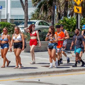 Planujesz wakacje? W tym mieście możesz dostać mandat za spacer w stroju kąpielowym!