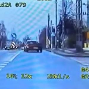 Przyczepka "driftowała" przed radiowozem. Kierowca dostał 1200 zł mandatu i 6 punktów [WIDEO]