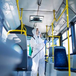 Kraków: Nastolatek jechał autobusem bez biletu. Gdy do autobusu wsiedli kontrolerzy, wpadł w furię!