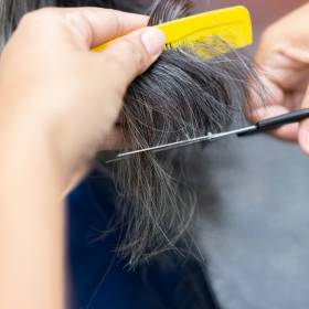 Co zamiast farbowania? Oto naturalny sposób na siwe włosy