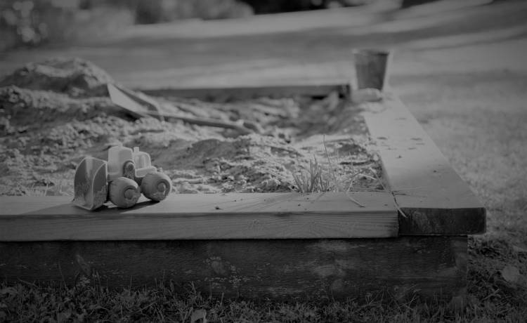 Bawił się w piaskownicy, później znaleziono go w stawie. 4-letnie dziecko nie żyje