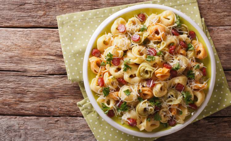 Ta sałatka to prawdziwy hit na imprezie. Wszystkie składniki już masz