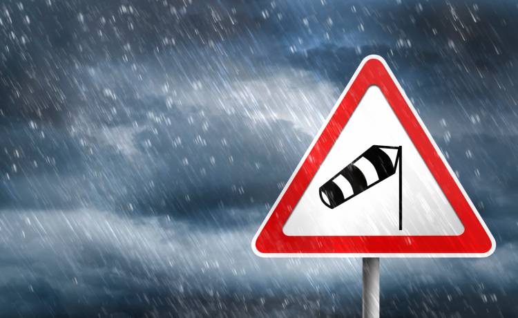 Huraganowy wiatr uderzy w Polskę. Niewykluczone są burze i trąby powietrzne