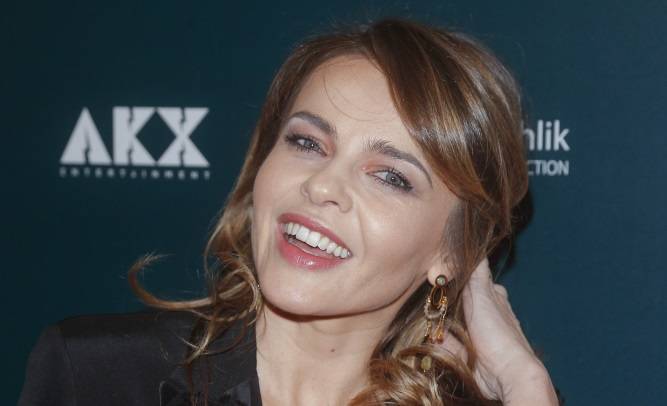 Edyta Herbuś kipi seksapilem. Roznegliżowana gwiazda kusi dekoltem w łóżku [FOTO]