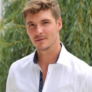 Mikołaj Roznerski pokazał zdjęcie sprzed 23 lat. Fani: "Ale był pan pulchniutki"