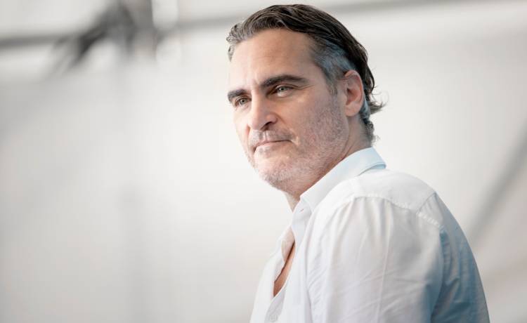Jak dbać o ekologię, ubierając ten sam garnitur na każdą imprezę? Bądź jak Joaquin Phoenix!