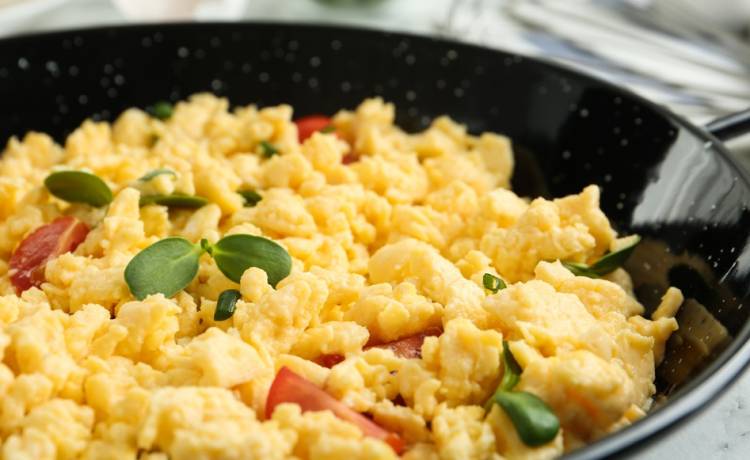Jak zrobić jajecznicę? Fot. Shutterstock