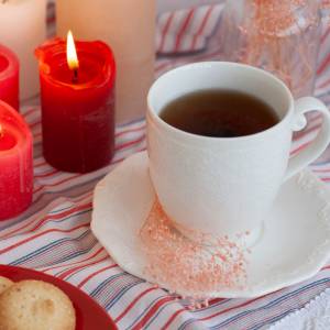 Wosk na obrusie? Zobacz, jak łatwo się go pozbyć 